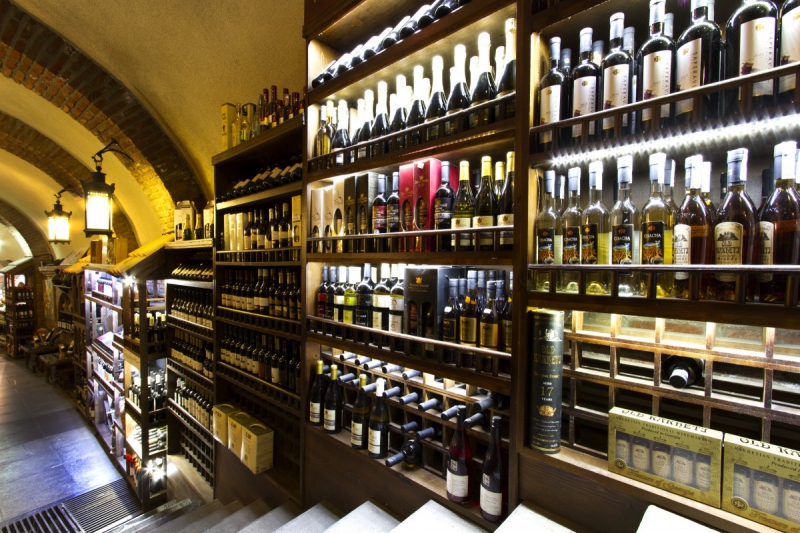 bar-LA ROQUETTE SUR VAR-min_world_street_travel_shop_canon_georgia_wine_bottles-429767